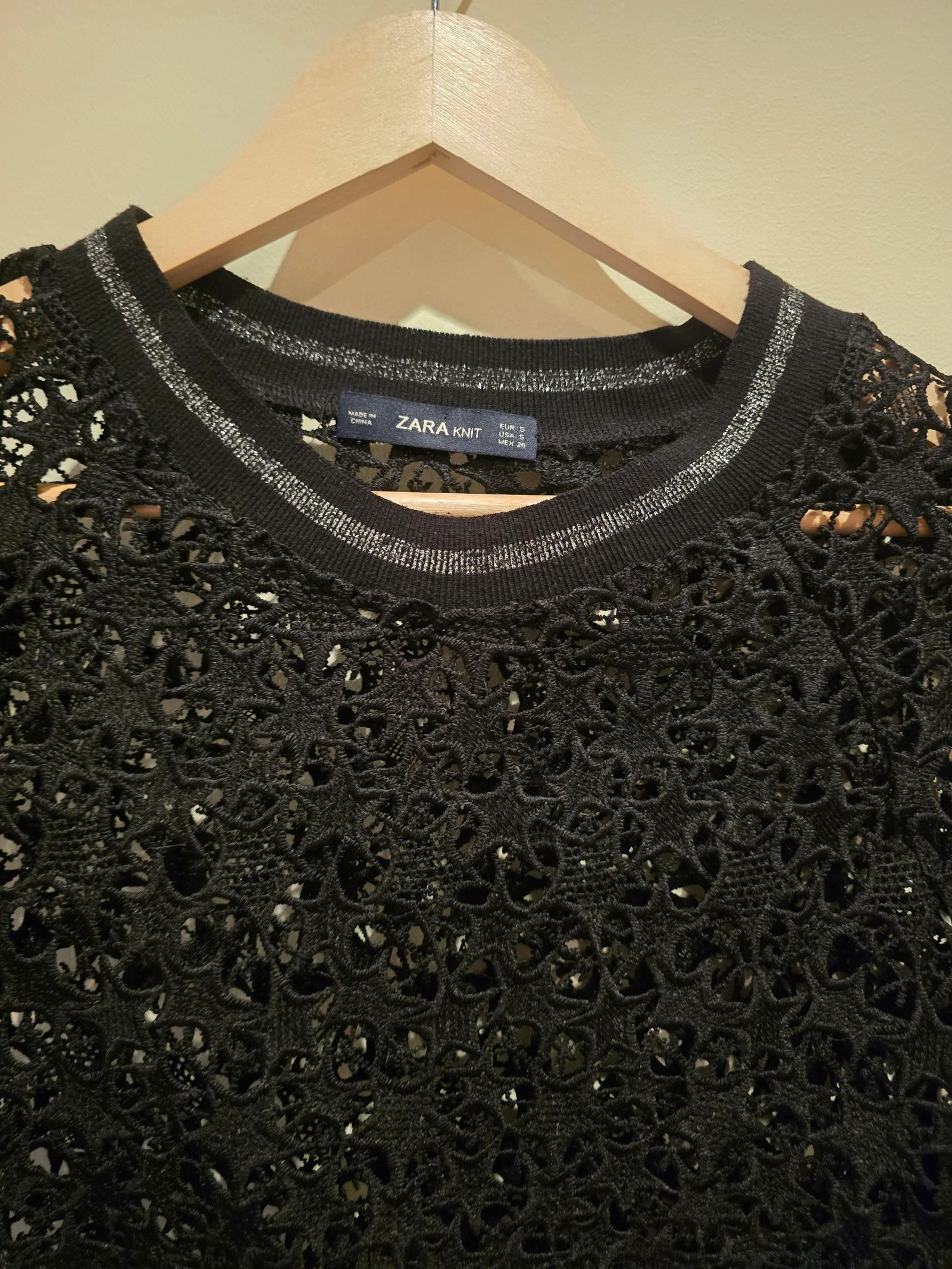 Suéter de tricô preto de Zara Knit - Tamanho S - Com detalhes metalizados (Excelente estado) – photo 3